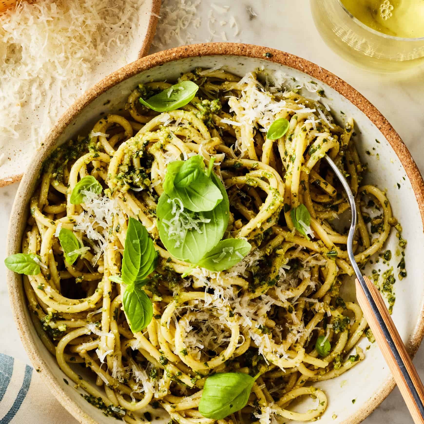 Makaroni ar tomātu un bazilika pesto